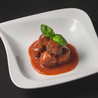 feelfinefood_hackbaellchen_tomatensauce_1600x611